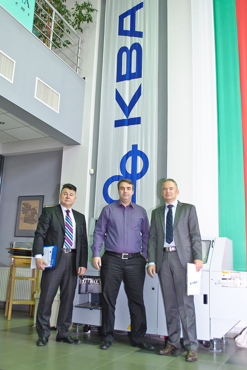 Unipack director and co-proprietor Todor Chakov (centre), pictured here with Simeon Dominov (l) of KBA sales agency Dominov Konsumativ and KBA sales director Sven Strzelczyk, signed the contract for a high-end Rapida 106 dual-coater press in January